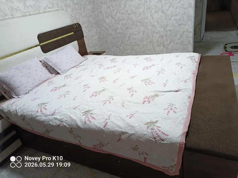 Продам спальнинный кровать и в комплекте две тумбы, сафо — фото 1