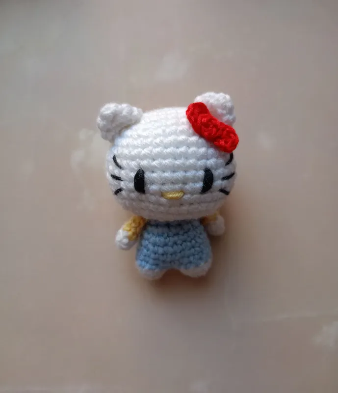 вязанная игрушка хеллоу китти (Hello kitty) 1 вязанная игрушка хеллоу китти (Hello kitty) 1