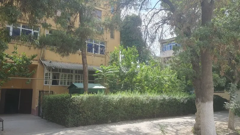 Uy sotiladi. 2 etaj 4 xona. 2