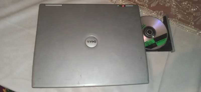 Dell Latitude retro noutbuki sotiladi 2