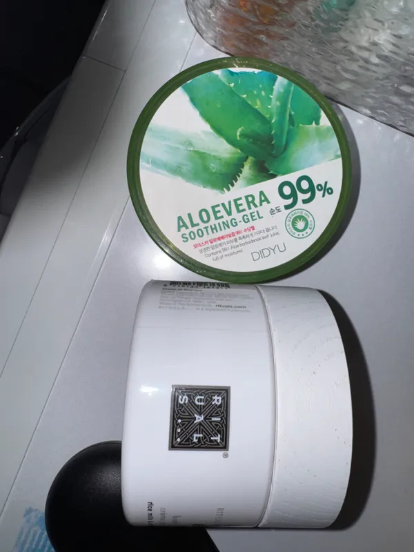 Aloe Vera geli, tana uchun krem va ko‘z soyasi paletkasi 1 Aloe Vera geli, tana uchun krem va ko‘z soyasi paletkasi 1