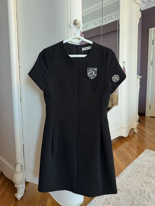 Красивое черное платье Dior Красивое черное платье Dior