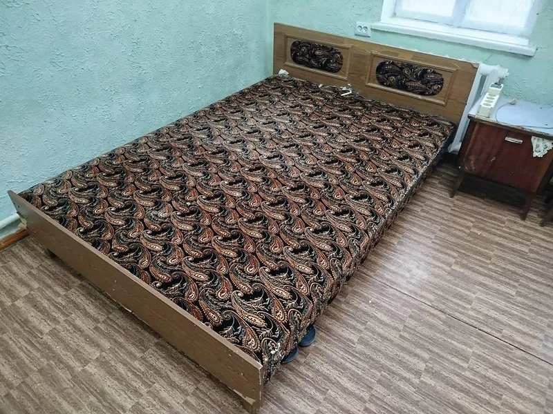 Кровать, тумбочки, стол письменный 1