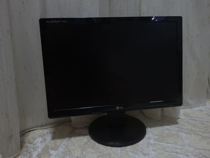 Монитор 19" LG Flatron W1942S-PF + все кабели.