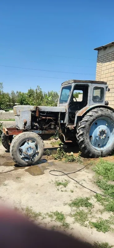 Traktor srochno sotiladi