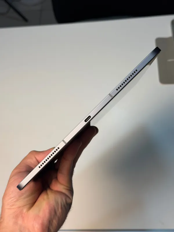 iPad Air 13 M3 Cellular 128GB + чехол и стекло ESR в подарок — фото 2