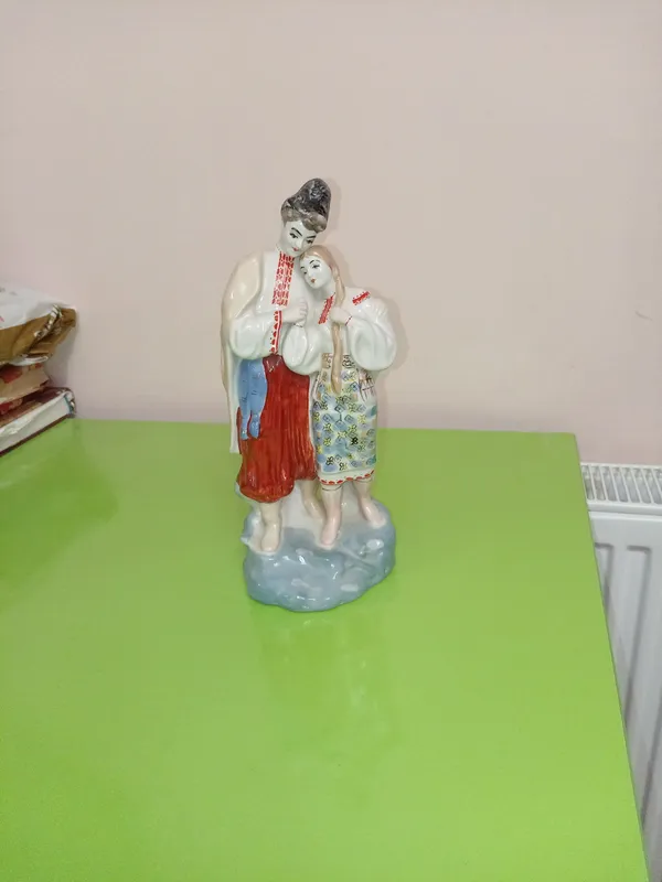 продаю фарфоровую статуэтку