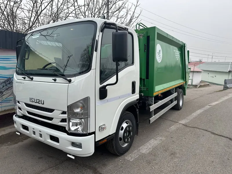 Мусоровоз 8+1 куб Isuzu