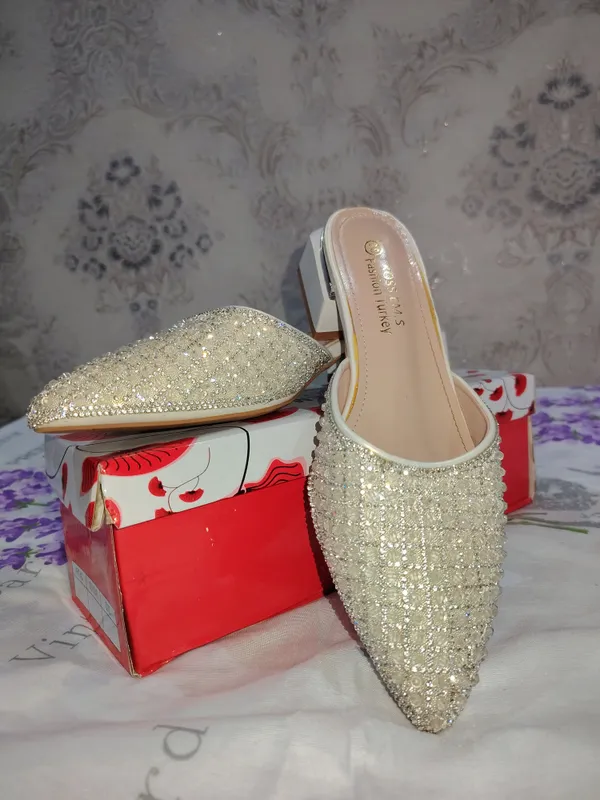 oyoq kiyim 1 marta kiyilgan 200.000 so'm 38 razmer