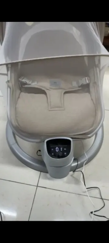Bu rasmda chaqaloqlar uchun elektron belanchak (baby swing) — фото 1