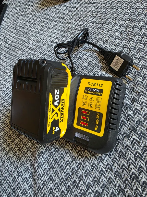 продам Dewolt зарядное устройство и батарея 20V. 2 продам Dewolt зарядное устройство и батарея 20V. 2
