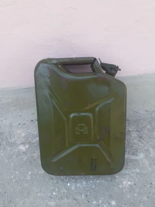 Продаётся железная канистра