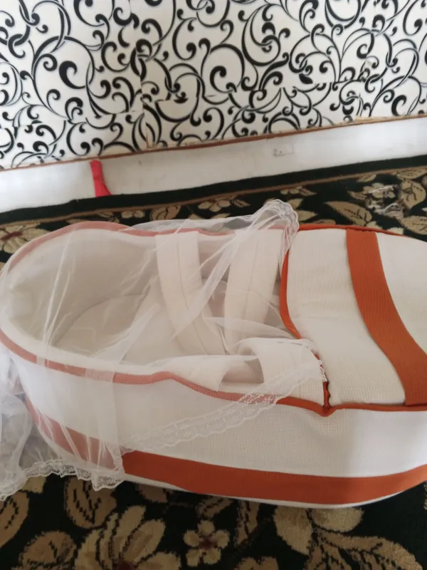 Chaqaloq uchun korzinka ichida oʻramasi bilan 2