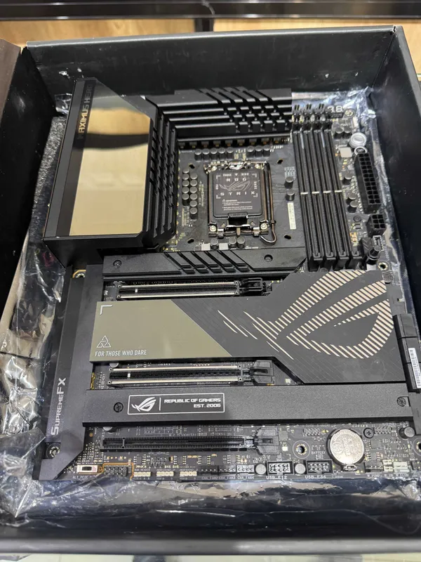 Топовая материнская плата ROG MAXIMUS Z790 HERO WIFI 6E DDR5 5 Топовая материнская плата ROG MAXIMUS Z790 HERO WIFI 6E DDR5 5