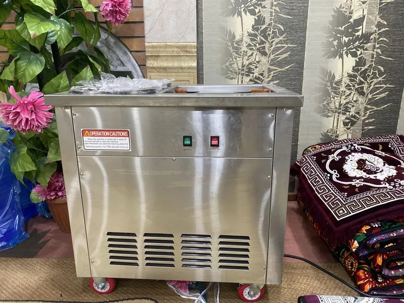 Muzqaymoq apparat (Ice roll machine) Ice roll yasaydigon apparqt. Yang 6