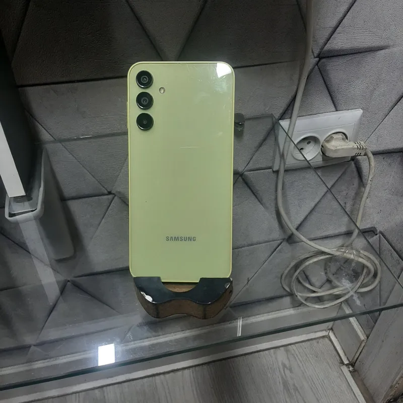 Model: Samsung A15 Xotira:128.4 Holat:tiniq 1 Model: Samsung A15 Xotira:128.4 Holat:tiniq 1