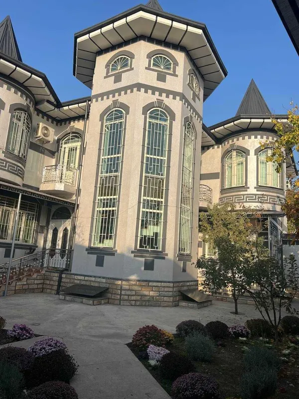 Уютный качественный евродом для большой семьи в центре города.6 соток.