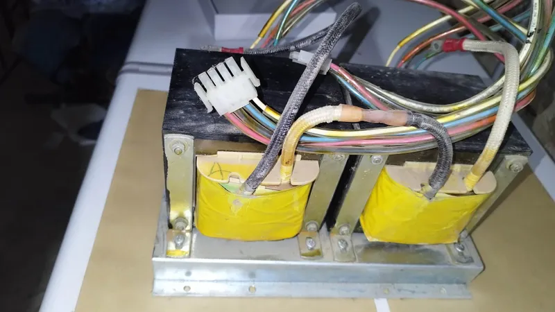 Трансформатор от UPS 3.5 КВА 3 Трансформатор от UPS 3.5 КВА 3