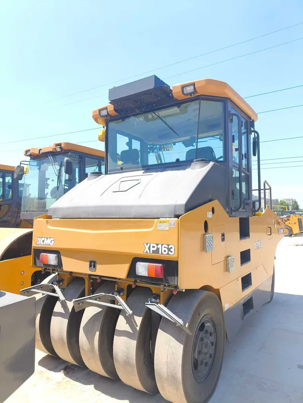 XCMG XP163 — китайский дорожный пневмошинный (пневмоколесный) мех — фото 1