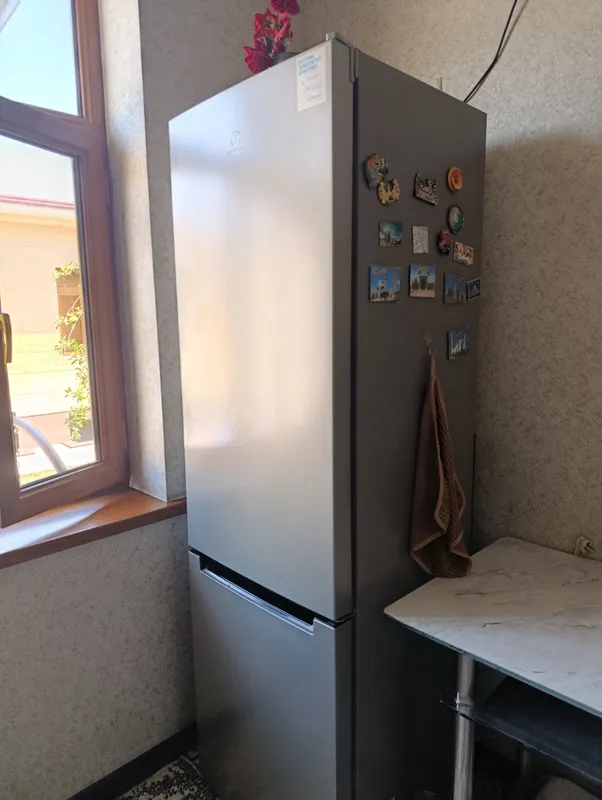 Холодильник Indesit DS 4200 SB 1 Холодильник Indesit DS 4200 SB 1