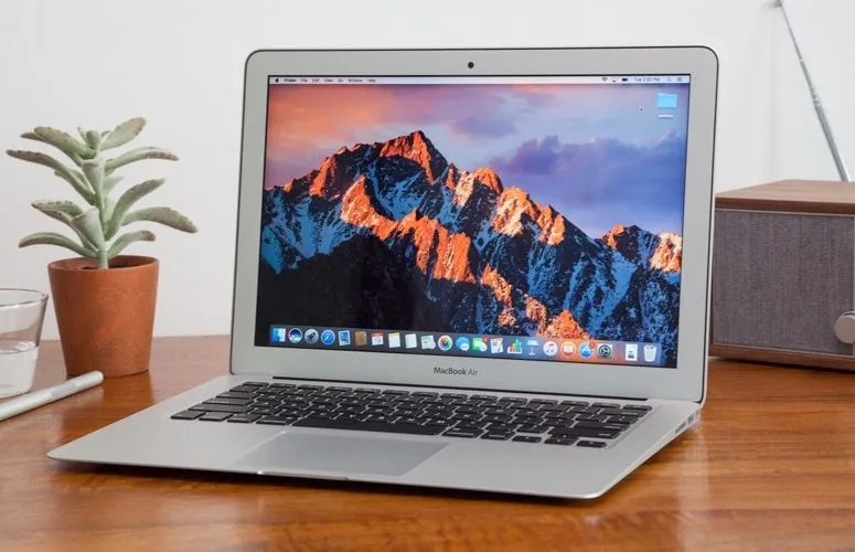 MacBook Air 13 (2017)