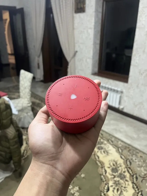 Yandex Alisa Lite qizil rangida