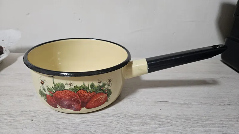 Эмалированная посуда, ковш