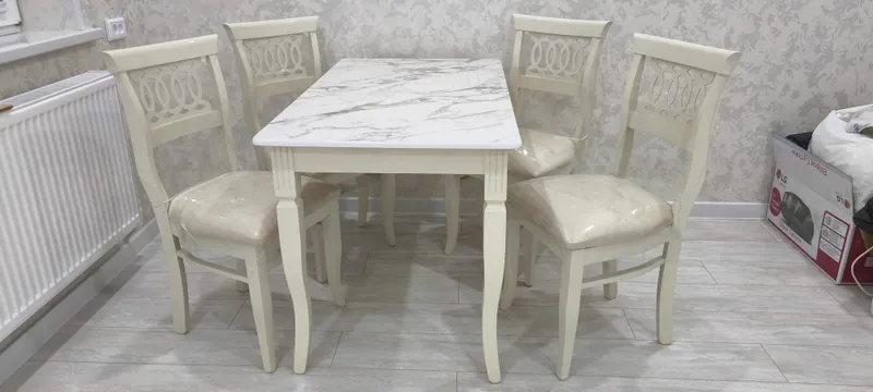 Стол со стульями совершенно новые, не пользованные.