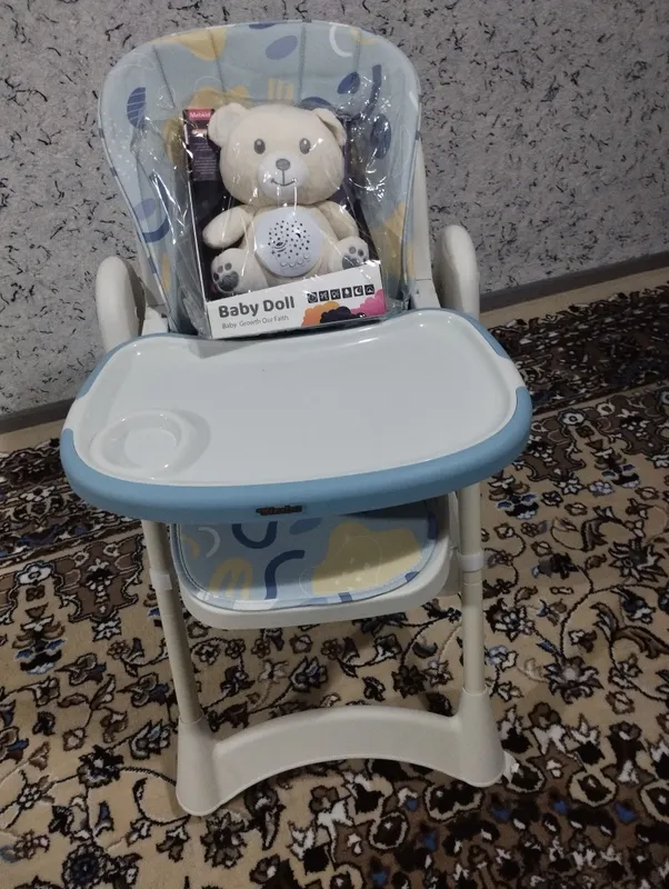 Стул для кормления и игры детей.