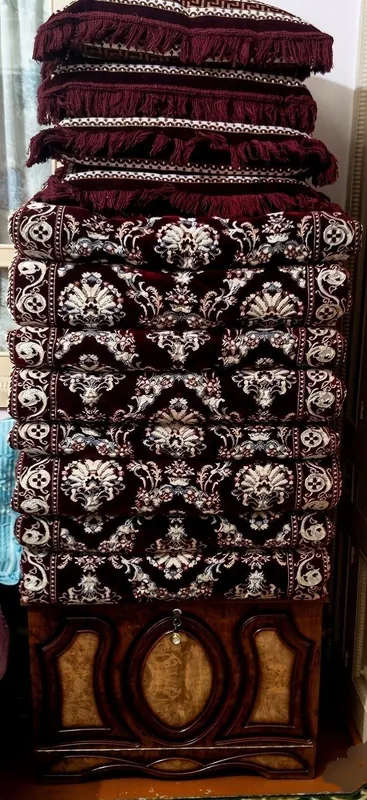 Ko'rpacha yastiq shkafi sotiladi.