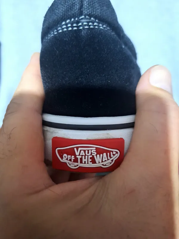 "Vans" krossovkalari sotiladi 2