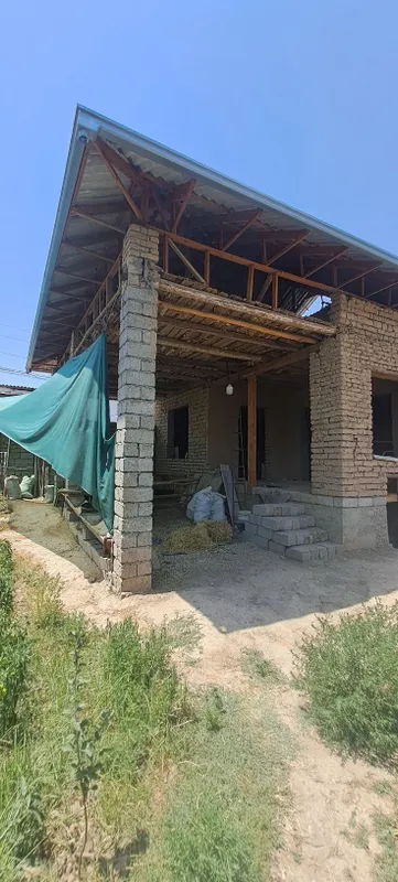 Курулиши тугалланмаган каропка шаклдаги ховли — фото 2