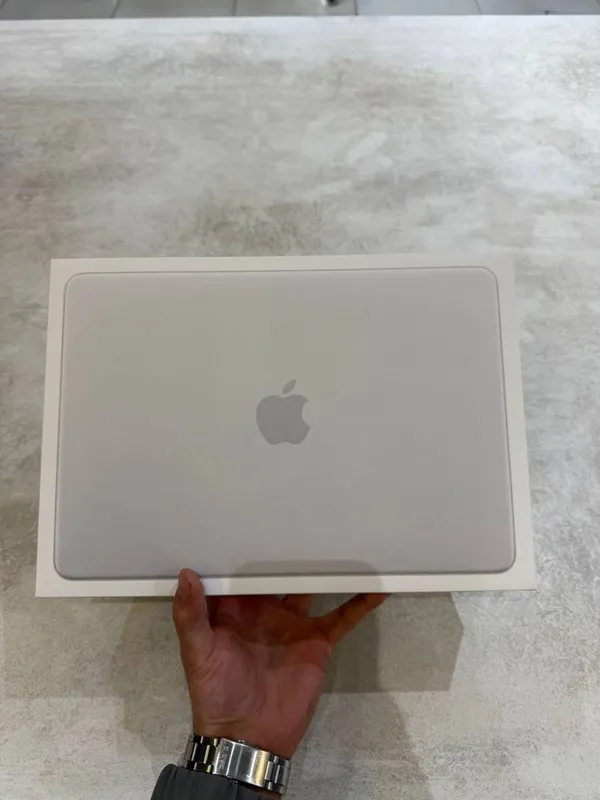 Macbook NEO у Артура в магазе Б17 Hofmann
