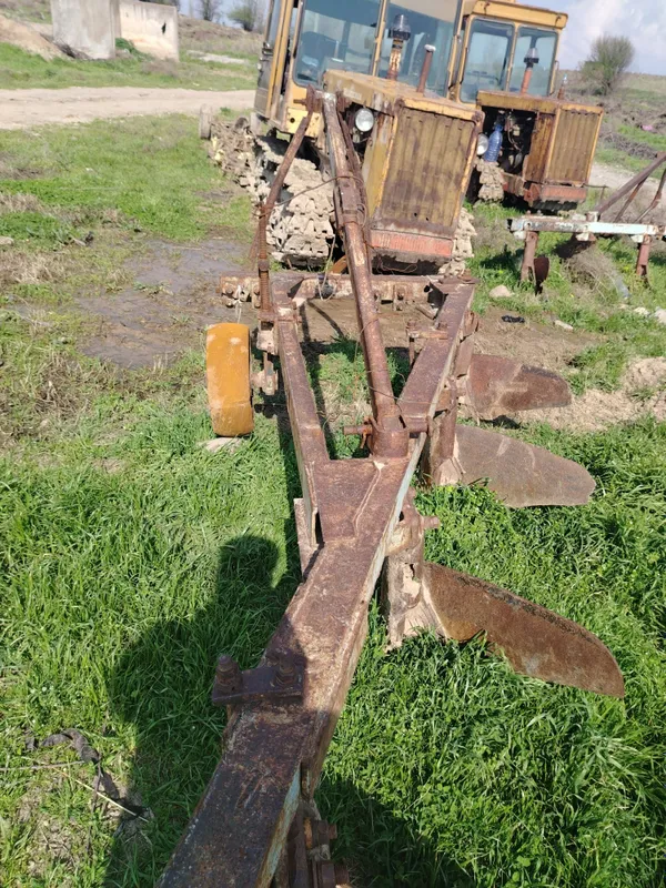 Qishloq xo'jalik texnikasi ya'ni traktor sotiladi zanjirli 5
