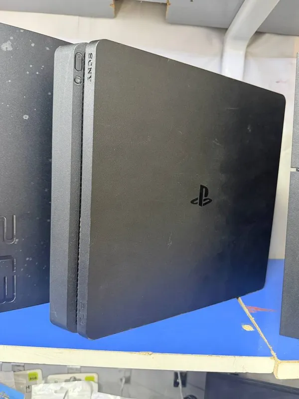 Продается игровая приставка plastation 4 slim