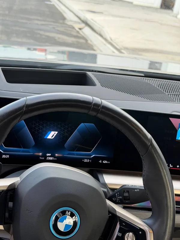 BMW i5 35L monitorli — фото 4