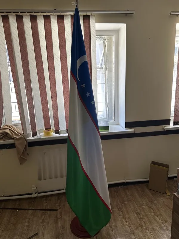 Флаг Узбекистана,байро,Стойкада байро