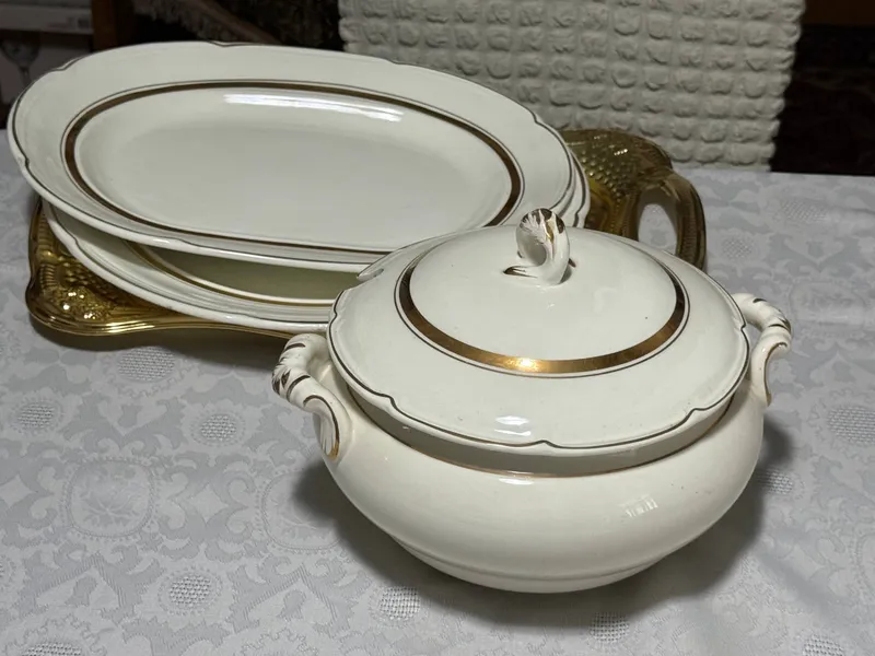 Круглое и овальное блюда, супница- 300.000