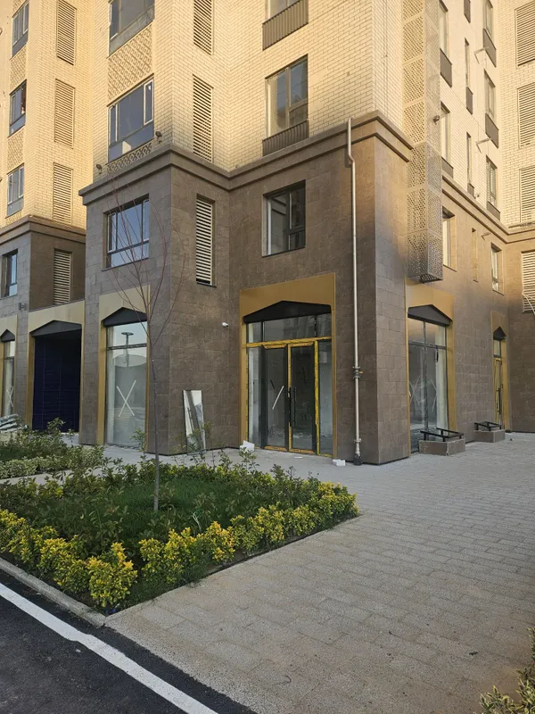 Угловое помещение напротив Корзинки на 1 этаже ЖК ОзМакон, 3 окна