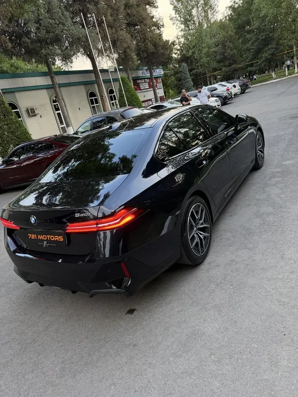 Bmw 530i M- paket 2025 yil Benzin Gibrid 5 litr rasxod qiladi — фото 4