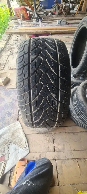 Li9 shina 295/40R20 106 V 5