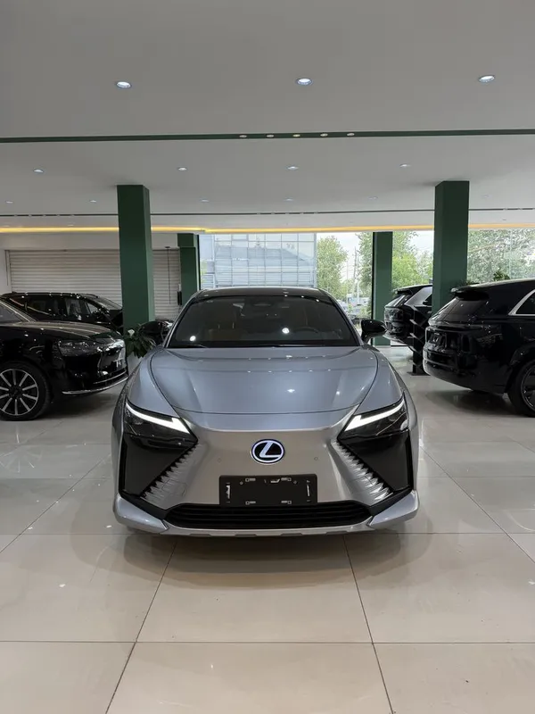 Lexus rz450e электр 520км