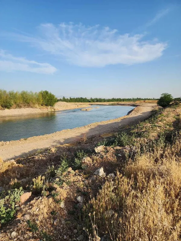 Редкий участок земли вдоль воды (Карасу)