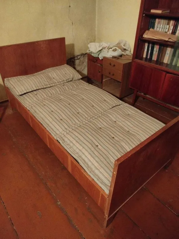 продам импортную 1,5 спальную кровать б/у
