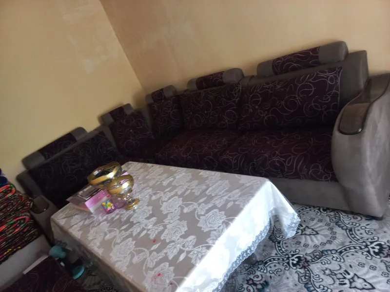 Уголок в Андижане, состояние отличное, стол большой 2 Уголок в Андижане, состояние отличное, стол большой 2