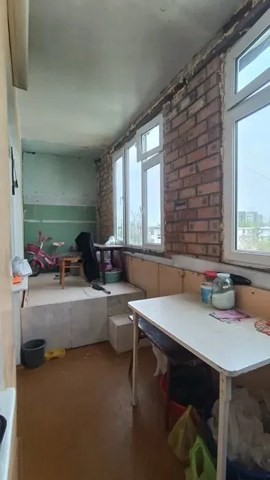 Продаётся просторная 3-комнатная квартира с балконом 1,5х6м 4