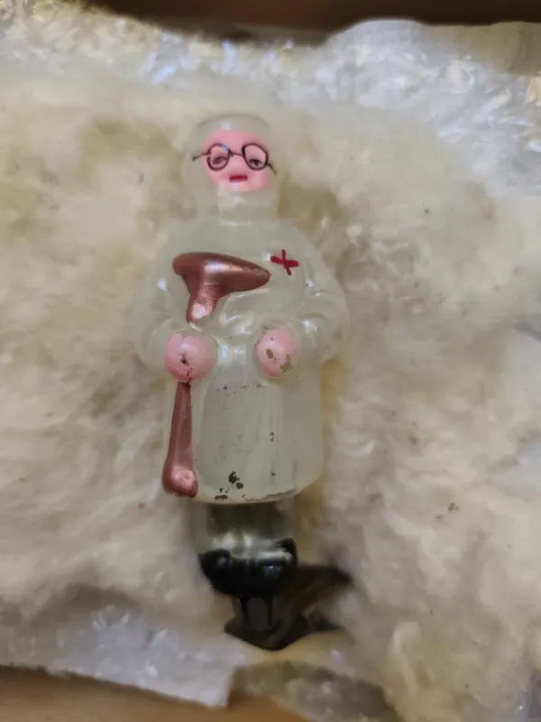Ёлочная игрушка доктор Айболит и Алёнушка с козленком 1