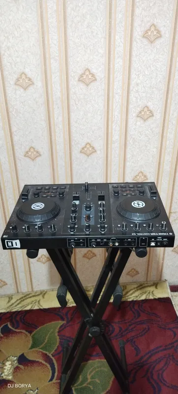 DJ Controller TRAKTOR S2 .. — фото 1