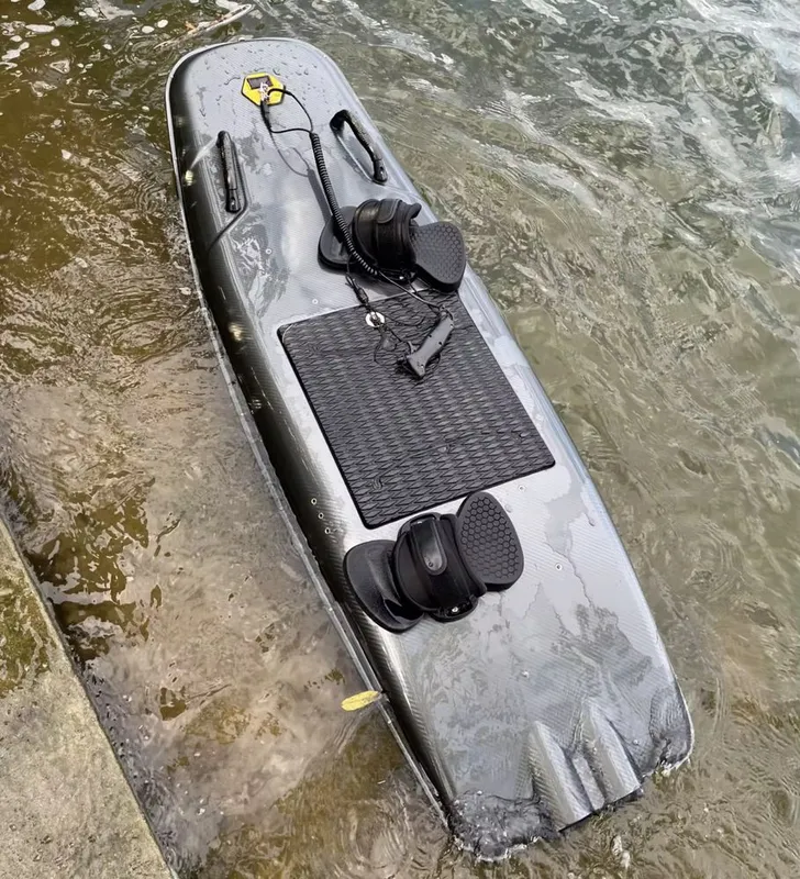 Водный моторный серфинг