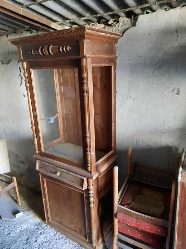 Продается антикварная витрина. Продается антикварная витрина.